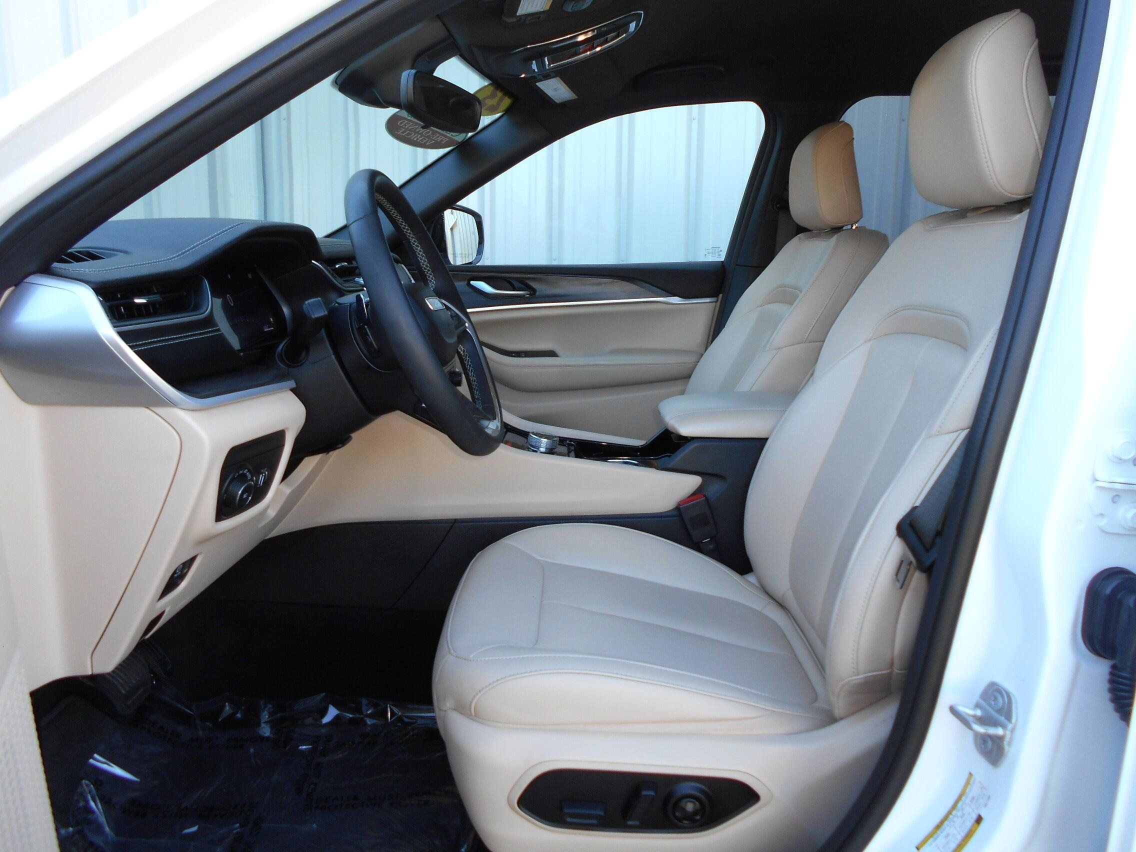 Used 2023 Jeep Grand Cherokee Limited AWD/4WD image 6
