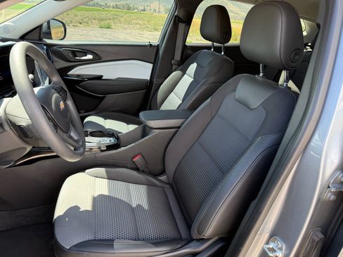 Used 2025 Chevrolet Trax LT w/ LPO, Blackout Package FWD image 15