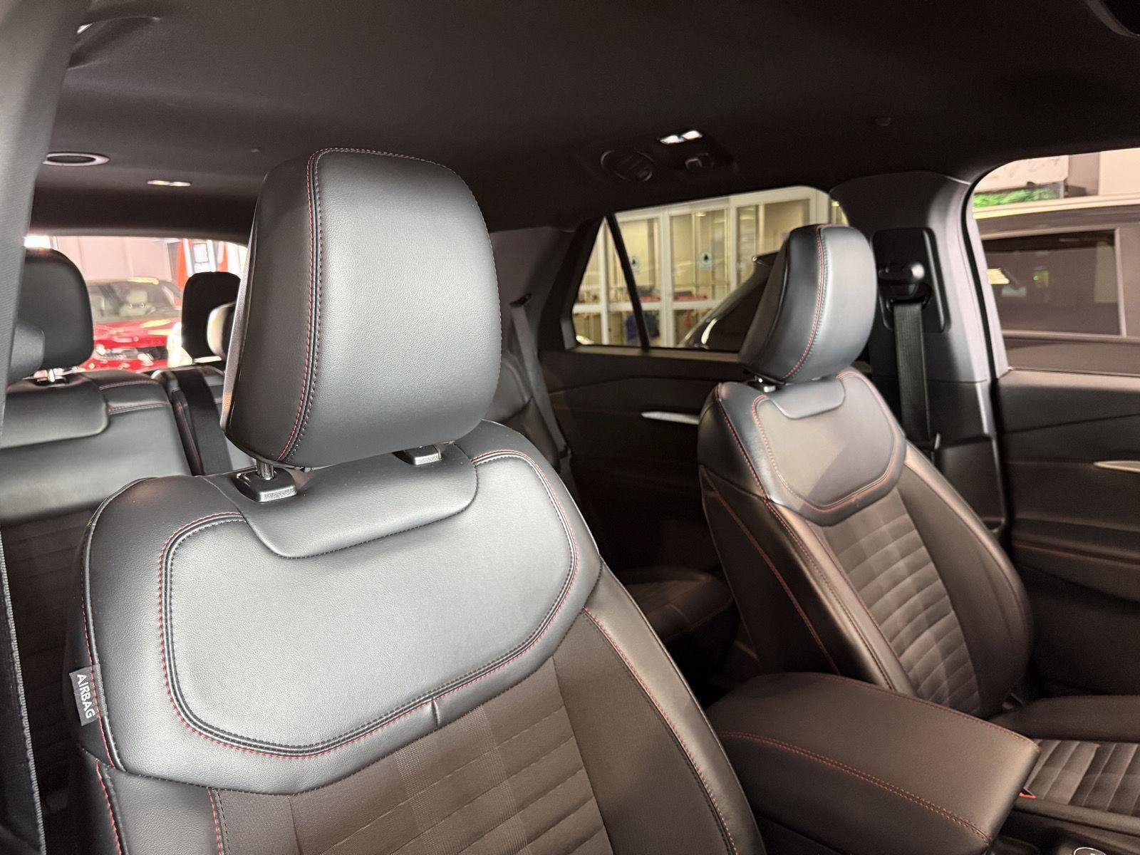 Used 2025 Ford Explorer ST-Line w/ ST-Line Street Pack AWD/4WD image 25