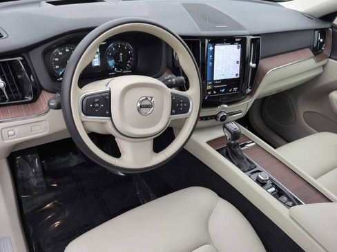 Used 2021 Volvo XC60 T5 Momentum w/ Advanced Package image 10