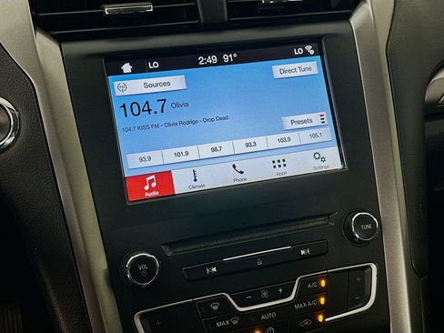 Used 2018 Ford Fusion SE w/ Fusion SE Technology Package FWD image 19