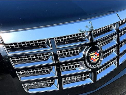 Used 2013 Cadillac Escalade Luxury RWD image 29