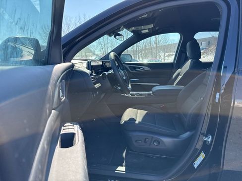 Used 2025 Chevrolet Traverse LT image 8