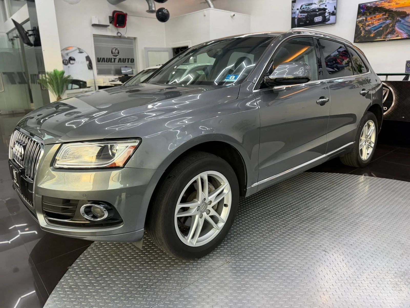 Used 2016 Audi Q5 2.0T Premium Plus w/ Technology Package AWD/4WD image 2