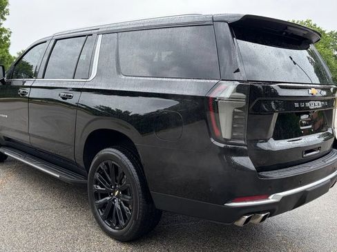 Used 2025 Chevrolet Suburban High Country AWD/4WD image 3