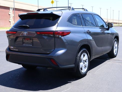 Used 2023 Toyota Highlander LE FWD image 34