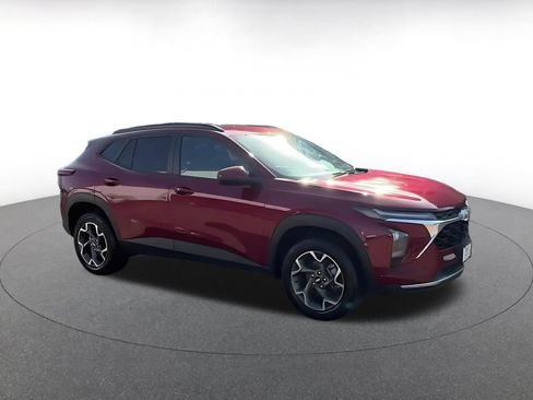 Used 2025 Chevrolet Trax LT w/ LT Convenience Package FWD image 2