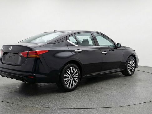 Used 2025 Nissan Altima 2.5 SV image 9