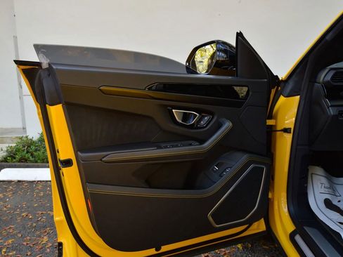 Used 2021 Lamborghini Urus Sport Utility 4D image 32