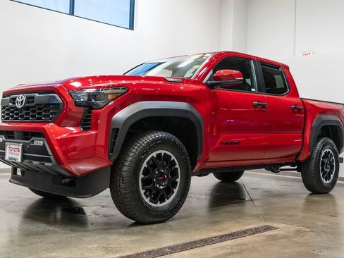 Used 2025 Toyota Tacoma TRD Off-Road w/ TRD Off Road Upgrade Package AWD/4WD image 3