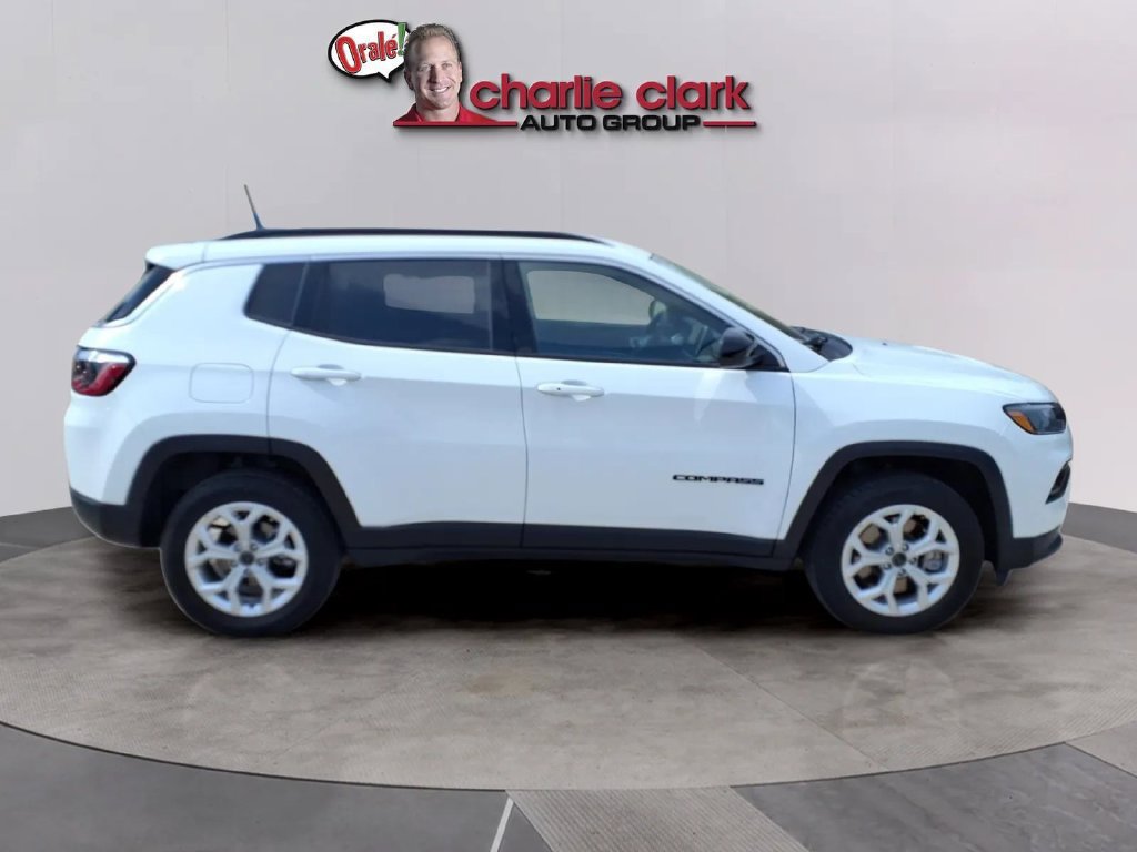Used 2025 Jeep Compass Latitude AWD/4WD image 6