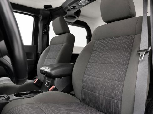 Used 2011 Jeep Wrangler Sahara w/ Connectivity Group AWD/4WD image 9