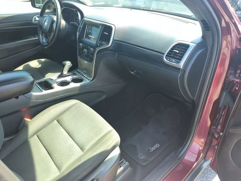 Used 2020 Jeep Grand Cherokee Laredo RWD image 31