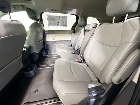 Used 2024 Toyota Sienna XLE FWD image 29