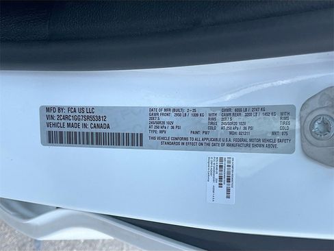 Used 2025 Chrysler Pacifica Limited image 35