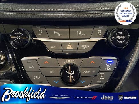 Used 2023 Chrysler Pacifica Touring image 23