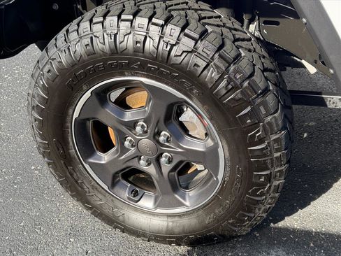 Used 2023 Jeep Gladiator Sport image 8