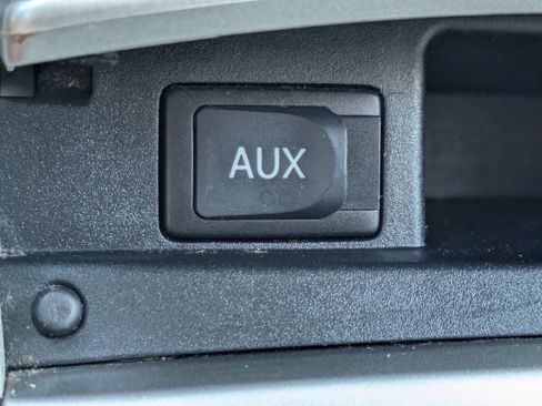 Used 2012 Toyota Highlander FWD w/ Cold Weather Pkg image 24