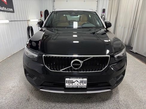 Used 2019 Volvo XC40 T5 Momentum image 2