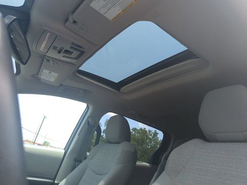 Used 2021 Toyota Sienna LE w/ LE Plus Package FWD image 28