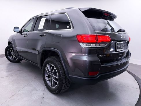 Used 2019 Jeep Grand Cherokee Laredo w/ 18" Wheel & 8.4" Radio Group AWD/4WD image 2
