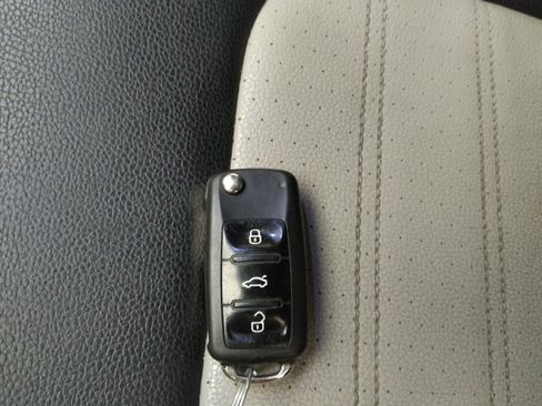 Used 2018 Volkswagen Passat 3.6 FWD image 32