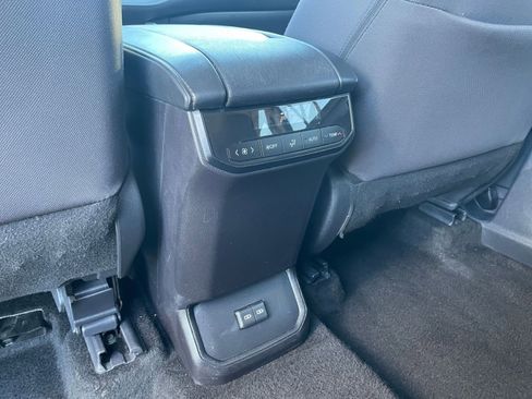 Used 2025 Toyota Highlander LE image 27