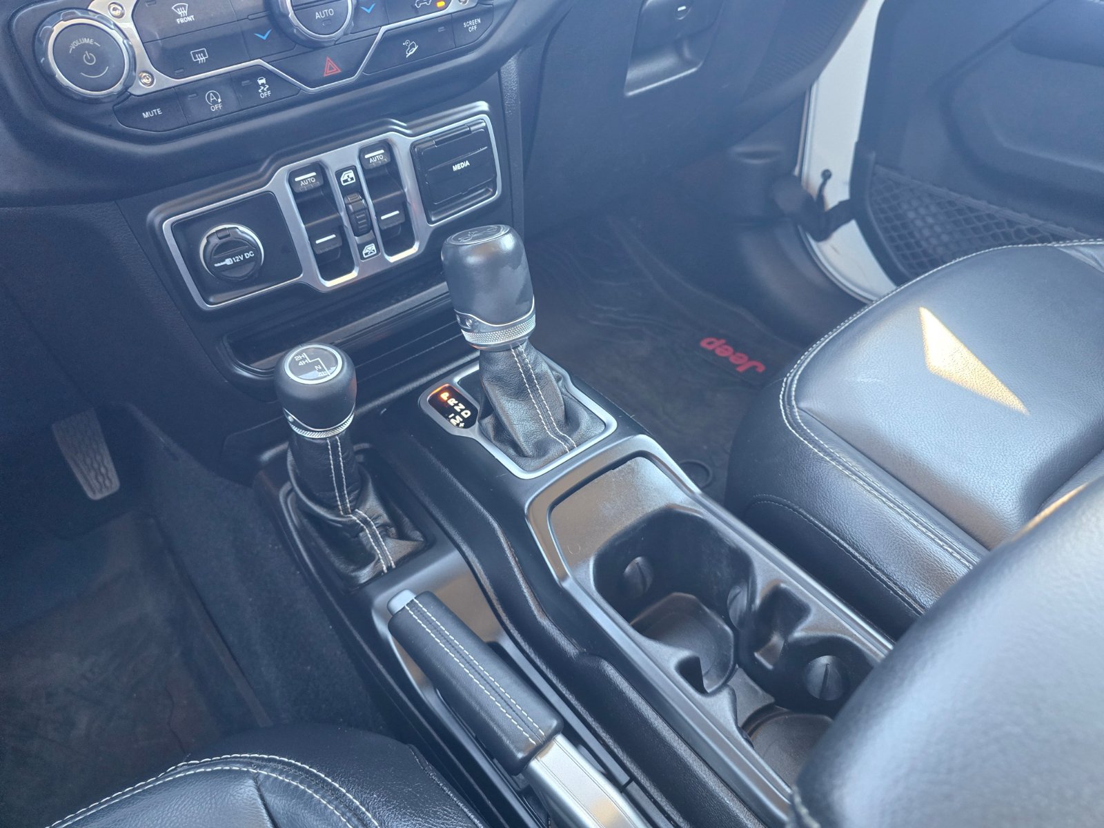 Used 2018 Jeep Wrangler Unlimited Sahara w/ LED Lighting Group AWD/4WD image 18