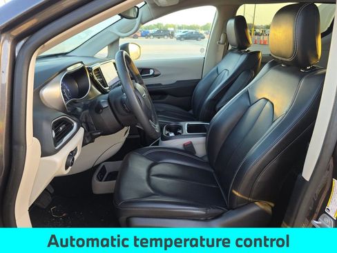 Used 2023 Chrysler Pacifica Touring-L FWD image 9