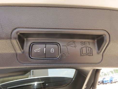 Used 2022 Ford Explorer XLT w/ Equipment Group 202A RWD image 15