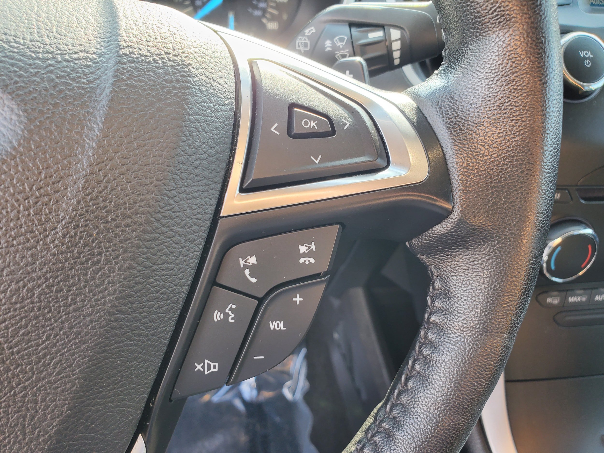 Used 2018 Ford Edge SEL FWD image 17