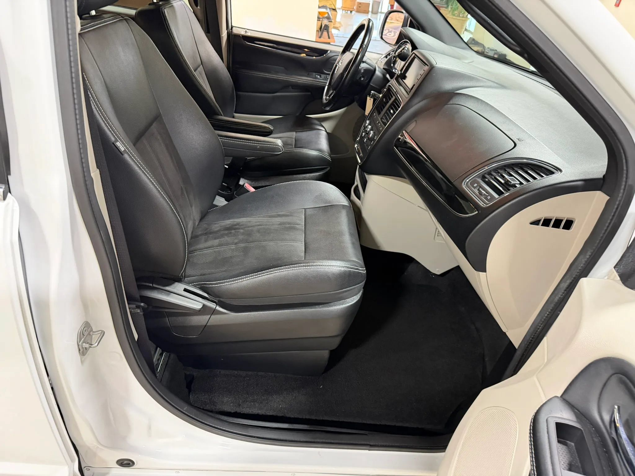 Used 2019 Dodge Grand Caravan SXT FWD image 39