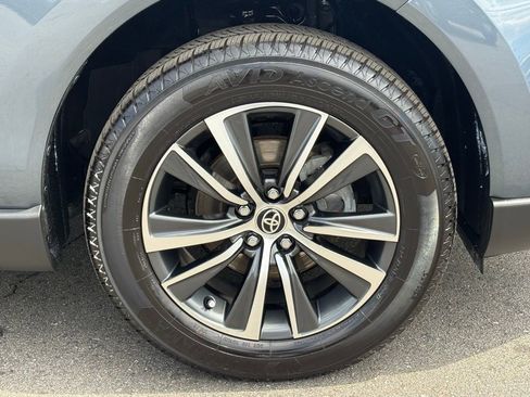 Used 2023 Toyota Venza LE AWD/4WD image 28