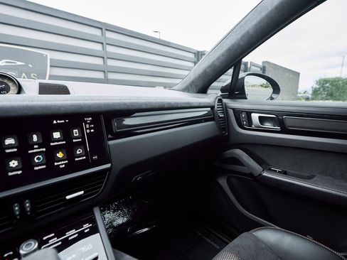 Used 2022 Porsche Cayenne Turbo GT image 78