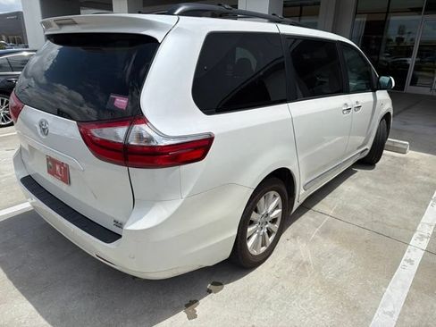 Used 2017 Toyota Sienna AWD image 9