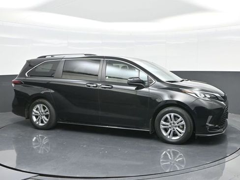 Used 2022 Toyota Sienna XSE image 5