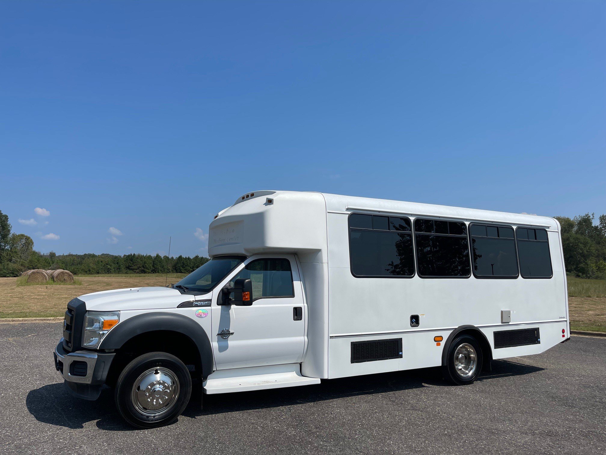 Used 2016 Ford F550 2WD Regular Cab Super Duty image 1