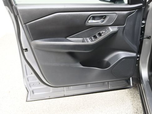 Used 2024 Nissan Rogue SV FWD image 12