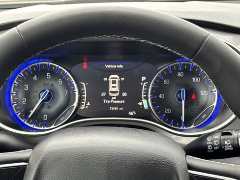 Used 2024 Chrysler Pacifica Touring-L image 16