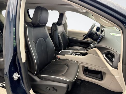 Used 2022 Chrysler Pacifica Limited AWD/4WD image 16