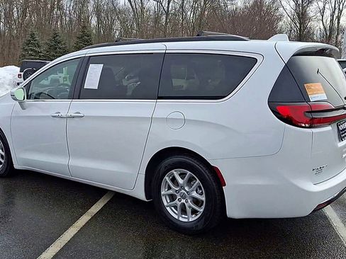 Certified 2022 Chrysler Pacifica Touring-L image 6