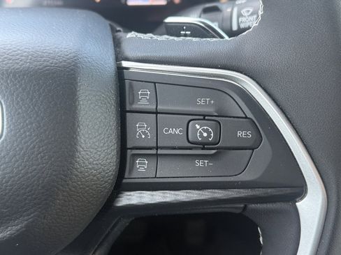 Used 2025 Jeep Grand Cherokee Laredo w/ Luxury Tech Group I image 24