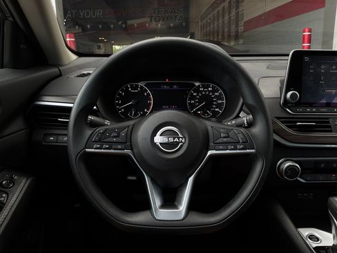 Used 2025 Nissan Altima 2.5 SV FWD image 31