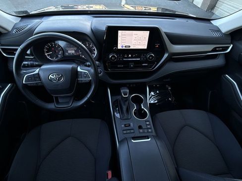 Used 2024 Toyota Highlander LE image 21