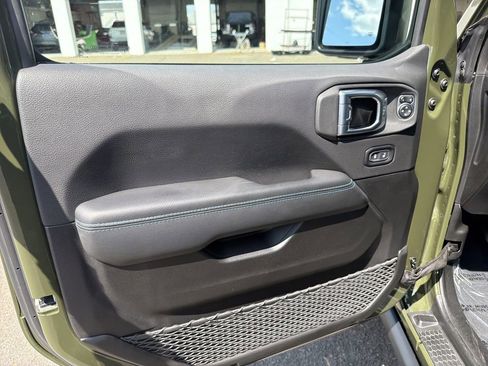 Used 2023 Jeep Wrangler Unlimited Rubicon 4xe w/ Cold Weather Group AWD/4WD image 11