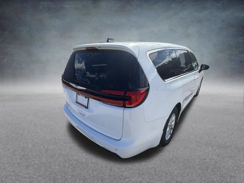 Used 2024 Chrysler Pacifica Touring-L FWD image 11