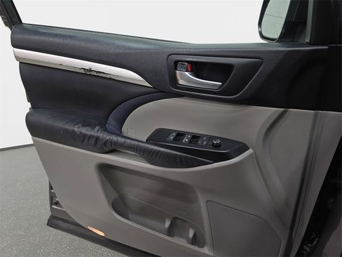 Used 2016 Toyota Highlander XLE image 29