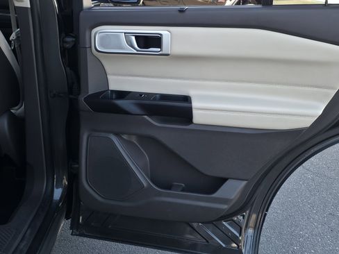 Used 2020 Ford Explorer Platinum w/ Premium Technology Package image 34