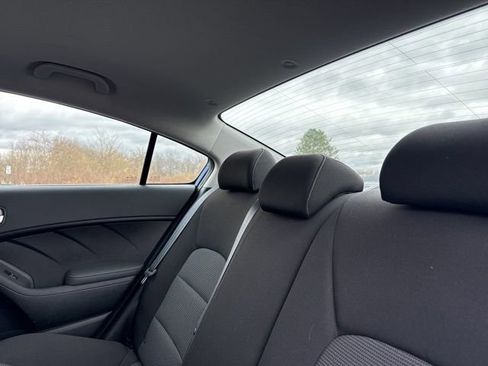 Used 2017 Kia Forte LX image 12