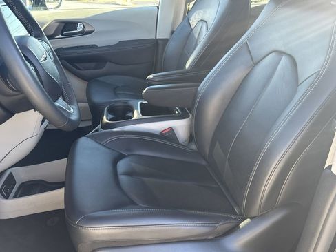 Used 2024 Chrysler Pacifica Touring-L image 14